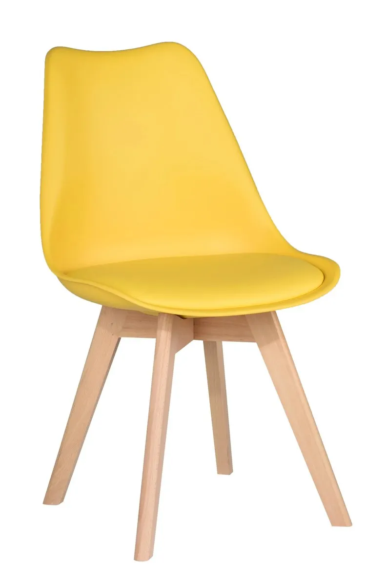 Chaise en bois jaune