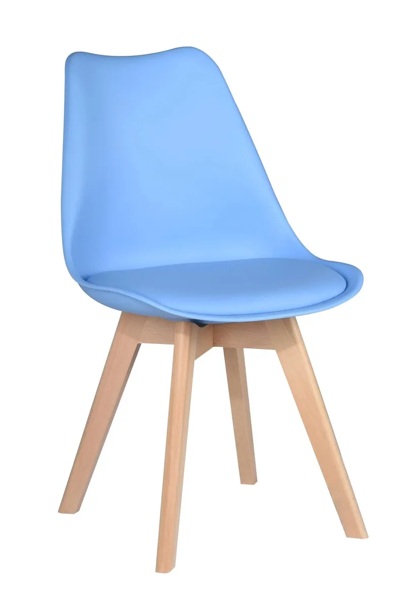 Chaise en bois bleue