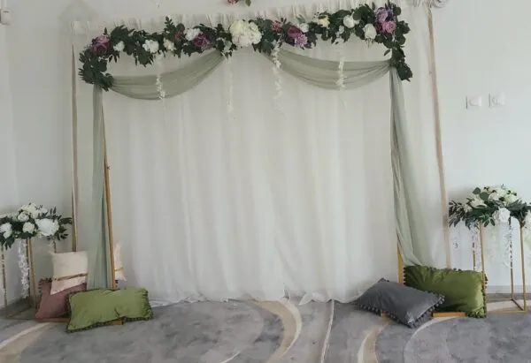 Arche de mariage décorée 2 × 2 m avec voile 3 × 3 m