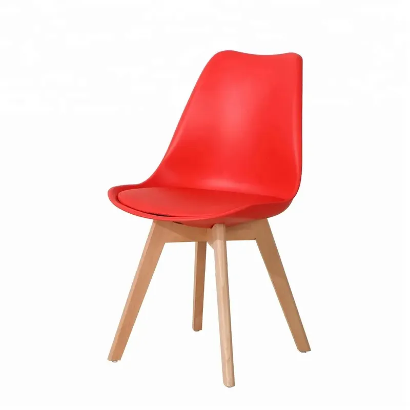 Chaise en bois rouge