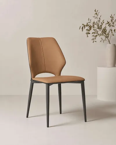 Chaise colorée orange – assise et dossier confortables