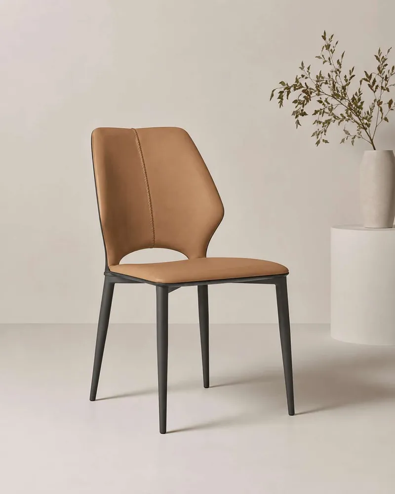 Chaise colorée orange – assise et dossier confortables