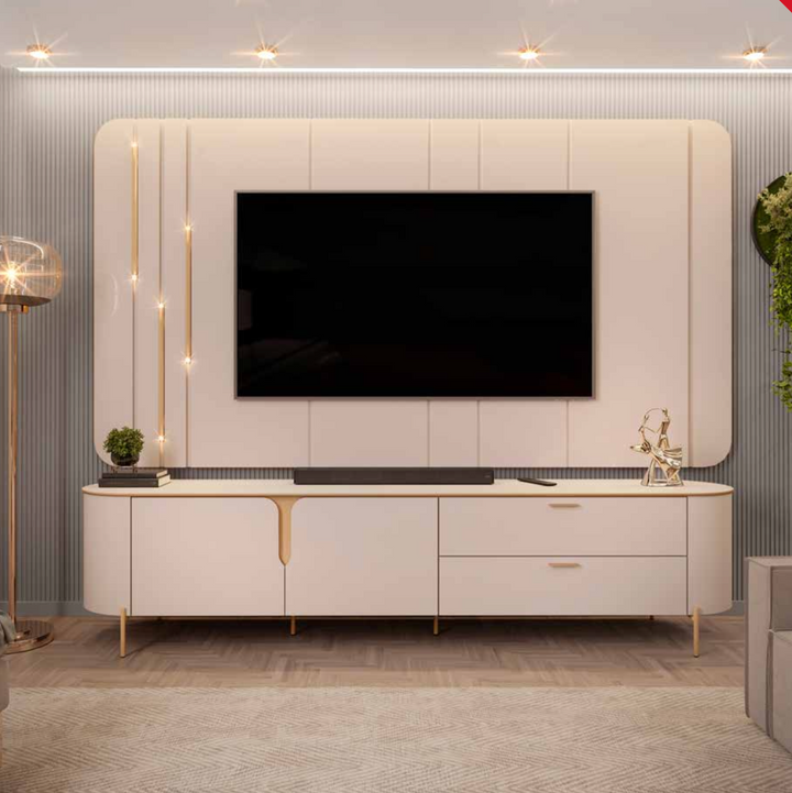 Meuble TV avec panneau mural CELINE / 33574.174 Coins arrondis Pieds cylindriques en métal couleur or 2 portes battantes usinées avec niche 2 tiroirs avec poignées en métal doré Détail des portes en peinture PU couleur or Prend en charge les téléviseurs jusqu'à un écran de 75 pouces Coins arrondis Meuble tv L 2410 mm H 570mm P 470mm Panneau mural L 2410 mm H 1320mm P 50mm NB: la fixation au mur doit se faire par le client.