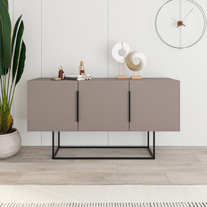 Buffet 3 portes / 17229 Caractéristiques produit : Structure en panneaux de particules mélaminé couleur moka. Poignées métalliques noires verticales. Piètement métallique noir. Le piètement haut de ce buffet en fait un meuble mi-hauteur, parfait pour exposer des objets de décoration. Son design moderne s'adapte harmonieusement à une variété de décors. Dimensions produit : Longueur 150 cm x largeur 40 cm x Hauteur 80 cm - Poids net : 42,2 kg.