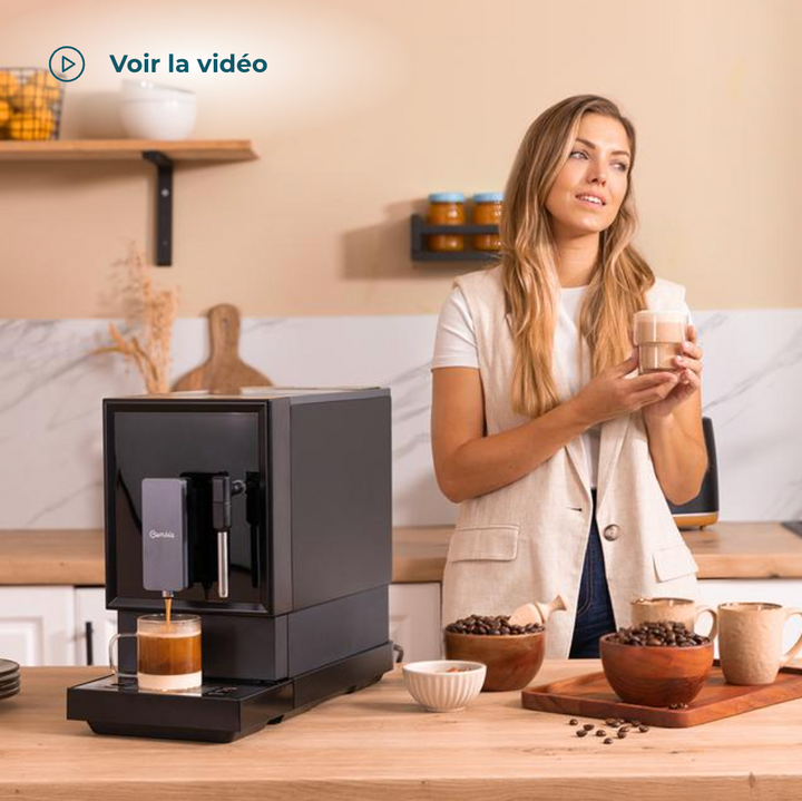 Machine à café superautomatique Power / 1626 La machine à café superautomatique compacte prépare des expressos et des cafés américains avec des grains fraîchement moulus en appuyant sur un bouton grâce au système Plug&Play. Pompe à pression de 19 bars pour obtenir la meilleure crème et un arôme maximum à chaque café. Système de préchauffage rapide par Thermoblock qui garantit un café parfait en quelques secondes. Elle s'adapte à tous les goûts : vous pouvez personnaliser et mémoriser la quantité et l'intensité du café facilement. Le réservoir hermétique de café en grains de 150 g garantit le maintien de l'arôme original. Elle possède un moulin conique intégré avec niveaux de mouture. Inclus : une buse vapeur pour texturiser le lait selon vos goûts et obtenir la meilleure mousse pour votre café. Émet également de l'eau chaude pour les infusions. Système de nettoyage AlwaysClean pour que la machine à café soit toujours prête à fonctionner. Réservoir d'eau extractible avec 1,2 litres de capacité. Système d'économie d'énergie avec déconnexion automatique et Standby. Sortie pour le café ajustable en hauteur jusqu'à 15 cm pour s'adapter aux petites tasses expresso et aux grandes tasses de petit-déjeuner. L'unité d'élaboration et le réservoir de marc de café s'extraient facilement pour un entretien adéquat. Elle permet de réaliser tout type de café avec une puissance maximale de 1470 W. Plateau d'égouttage aimanté qui s'extrait pour faciliter son nettoyage.