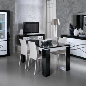 Vitrine POLARIS LUXURY / POL236 Vitrine 2 Portes : Structure panneaux de particules, finition laqué noir et blanc brillant. Façade porte en panneaux de particules blanc et verre. Tablettes en verre. Motif vaguelettes finition pailletée sur la façade. Eclairage Led intégré. Dimensions Vitrine : 114 x 43,5 x H195 cm