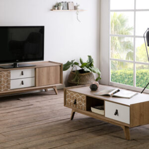 Meuble TV JAVA / 12044 Meuble tv 2 portes coulissantes 2 tiroirs blanc et bois naturel motif géométrique. Structure: mdf matière: bois mélamine Dimensions : longueur : 147 cm largeur : 42 cm hauteur : 56 cm