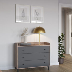 Commode MALTA / 15647 Commode 3 Tiroirs Effet Bois Clair et Blanc Mat de la gamme MALTA. Une gamme chambre design et tendance, aux teintes actuelles et aux effets bois remarquables. Son petit + : des plateaux avec rebords anti-chute, parfaits pour exposer vos objets en toute sécurité. Structure en mélaminé, effet chêne clair et blanc mat. Dimensions : 91,6 x 40 x H75cm.