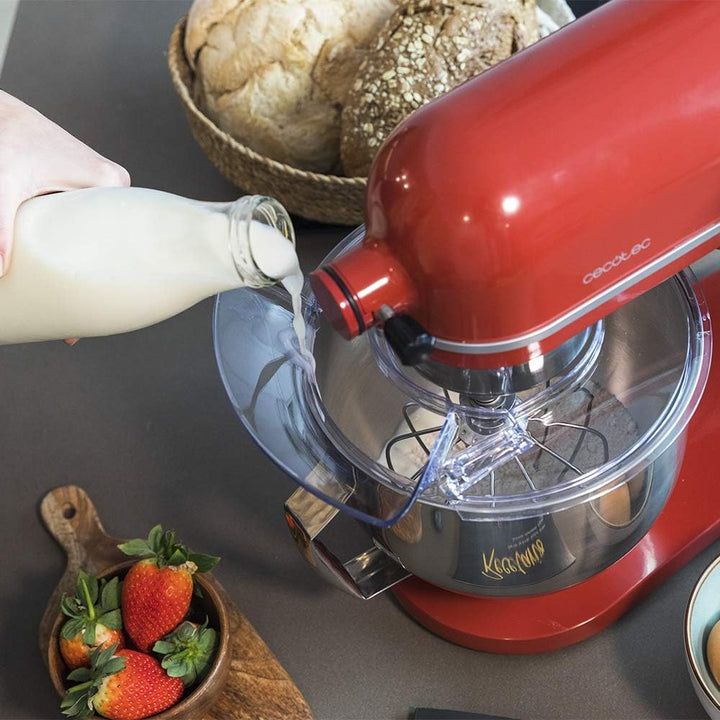 Robot pétrisseur Twist&Fusion 4000 Luxury Red / 4170 Robot pétrisseur en aluminium fondu Twist&Fusion 4000 Luxury Red avec un moteur DC de 800 W, un sélecteur avec écran numérique et 8 vitesses, une lumière LED et un bol en acier inoxydable de 5,2 L de capacité. Inclus : fouets batteurs, accessoire mélangeur et crochet pétrisseur. Robot pétrisseur avec un moteur DC très puissant de 800 W, idéal pour faire des pâtes et mélanges plus denses. Résultats uniformes avec une parfaite consistance. Mouvement planétaire pour obtenir un mélange optimal de tous les ingrédients. Bol en acier inoxydable de 5,2 L de capacité qui dispose d'une anse pour une utilisation plus pratique et d'un couvercle transparent antiéclaboussures avec une ouverture de remplissage. 8 vitesses réglables qui s'adaptent aux besoins de toutes les recettes. 6 fonctions : pétrir, battre, monter, mélanger, remuer et émulsionner. Utilisation intuitive grâce à son sélecteur giratoire numérique avec écran LED et à son indicateur de temps et de vitesse. Système silencieux, moins de 75 dB. Mécanisme HardGear System avec transmission directe par engrenages en acier pour profiter au maximum de la puissance. Inclus : un livre de recettes complet. Conçu en aluminium fondu pour une plus grande sécurité et stabilité. Fouet batteur en acier inoxydable, parfait pour battre des blancs d'œuf, de la crème, des meringues, etc. Accessoire mélangeur avec revêtement en téflon pour préparer de superbes mélanges comme la pâte brisée, la pâte pour biscuits, etc. Crochet pétrisseur revêtu en téflon qui pétrit les pâtes les plus lourdes ou denses comme celles du pain, de la pizza ou des pâtes. Tous les accessoires conviennent pour un nettoyage au lave-vaisselle. Design lisse et carré. Convient pour toutes les cuisines. Pack de sécurité : abaissement du bras et démarrage progressif, arrêt automatique, protection contre la surchauffe et pieds antidérapants – Image 4