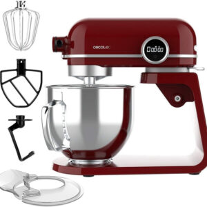 Robot pétrisseur Twist&Fusion 4000 Luxury Red / 4170 Robot pétrisseur en aluminium fondu Twist&Fusion 4000 Luxury Red avec un moteur DC de 800 W, un sélecteur avec écran numérique et 8 vitesses, une lumière LED et un bol en acier inoxydable de 5,2 L de capacité. Inclus : fouets batteurs, accessoire mélangeur et crochet pétrisseur. Robot pétrisseur avec un moteur DC très puissant de 800 W, idéal pour faire des pâtes et mélanges plus denses. Résultats uniformes avec une parfaite consistance. Mouvement planétaire pour obtenir un mélange optimal de tous les ingrédients. Bol en acier inoxydable de 5,2 L de capacité qui dispose d'une anse pour une utilisation plus pratique et d'un couvercle transparent antiéclaboussures avec une ouverture de remplissage. 8 vitesses réglables qui s'adaptent aux besoins de toutes les recettes. 6 fonctions : pétrir, battre, monter, mélanger, remuer et émulsionner. Utilisation intuitive grâce à son sélecteur giratoire numérique avec écran LED et à son indicateur de temps et de vitesse. Système silencieux, moins de 75 dB. Mécanisme HardGear System avec transmission directe par engrenages en acier pour profiter au maximum de la puissance. Inclus : un livre de recettes complet. Conçu en aluminium fondu pour une plus grande sécurité et stabilité. Fouet batteur en acier inoxydable, parfait pour battre des blancs d'œuf, de la crème, des meringues, etc. Accessoire mélangeur avec revêtement en téflon pour préparer de superbes mélanges comme la pâte brisée, la pâte pour biscuits, etc. Crochet pétrisseur revêtu en téflon qui pétrit les pâtes les plus lourdes ou denses comme celles du pain, de la pizza ou des pâtes. Tous les accessoires conviennent pour un nettoyage au lave-vaisselle. Design lisse et carré. Convient pour toutes les cuisines. Pack de sécurité : abaissement du bras et démarrage progressif, arrêt automatique, protection contre la surchauffe et pieds antidérapants
