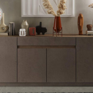 BUFFET 4 PORTES AVEC 1 TIROIR AVEC MIROIR (COLLECTION ZARIA BRONZE/MERCURE) / 17379-17748 Structure en panneau de particules mélaminé coloris bronze / mercure. Dimensions : 205x40xH87cm LES + PRODUITS : Design moderne Qualité de fabrication italienne L'élégance mais également l'originalité s'invitent dans votre intérieur. Avec les meubles de la collection Zaria bronze/mercure votre décoration ne laissera personne indifférent. Le design ultra moderne du buffet Zaria saura se faire sa place dans votre intérieur tout en étant très pratique grâce à ses multiples rangements.