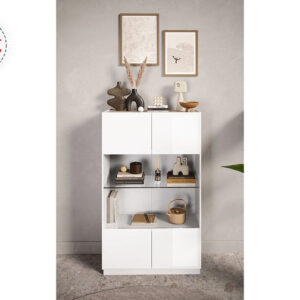 VITRINE 2 PORTES (COLLECTION ZARIA BLANC/CHÊNE) / 17424 Structure en panneau de particules mélaminé coloris blanc / chêne verni polyester finition brillante. Dimensions : 105x40xH170cm LES + PRODUITS : Design moderne Qualité de fabrication italienne L'élégance mais également l'originalité s'invitent dans votre intérieur. Avec les meubles de la collection Zaria blanc/chêne votre décoration ne laissera personne indifférent. Grâce à ses dimensions compactes, la vitrine est un meuble tout indiqué pour équiper votre salon. Elle dispose de 2 portes qui permettent d'accéder à son contenu, idéales pour la vaisselle et les objets décoratifs. Ce vaisselier reste bien stable année après année.