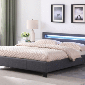 Lit LED 140x190 / SL9544/140/GREY Structure en panneau de particules garni de mousse, revêtement en tissu. La tête de lit intègre une bande LED lumineuse avec télécommande RGB (changement de couleur et intensité). LIT VENDU AVEC SOMMIER, SANS MATELAS. Pour matelas 140x190 cm