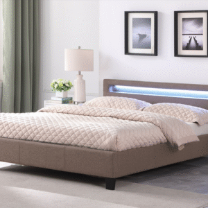 Lit LED 180x200 / SL9544/180/LIGHTBROWN Structure en panneau de particules garni de mousse, revêtement en tissu. La tête de lit intègre une bande LED lumineuse avec télécommande RGB (changement de couleur et intensité). LIT VENDU AVEC SOMMIER, SANS MATELAS. Pour matelas 180x200 cm