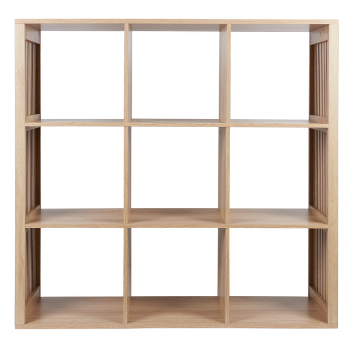 Bibliothèque 9 case KLAUS / HD0243 Découvrez ce rangement modulable à 9 cases KLAUS ! Il apportera une touche de modernité dans votre intérieur tout en vous offrant une solution de rangement pratique. Avec ces 9 cases, laisser libre cours à votre imagination pour exposer vos éléments de décoration ou pour ranger vos effets personnels grâce à des caisses de rangement. Caractéristiques du produit Réf : 10000588439 Matière détaillée : Bois Dimensions 102 x 32 x 99 cm – Image 3