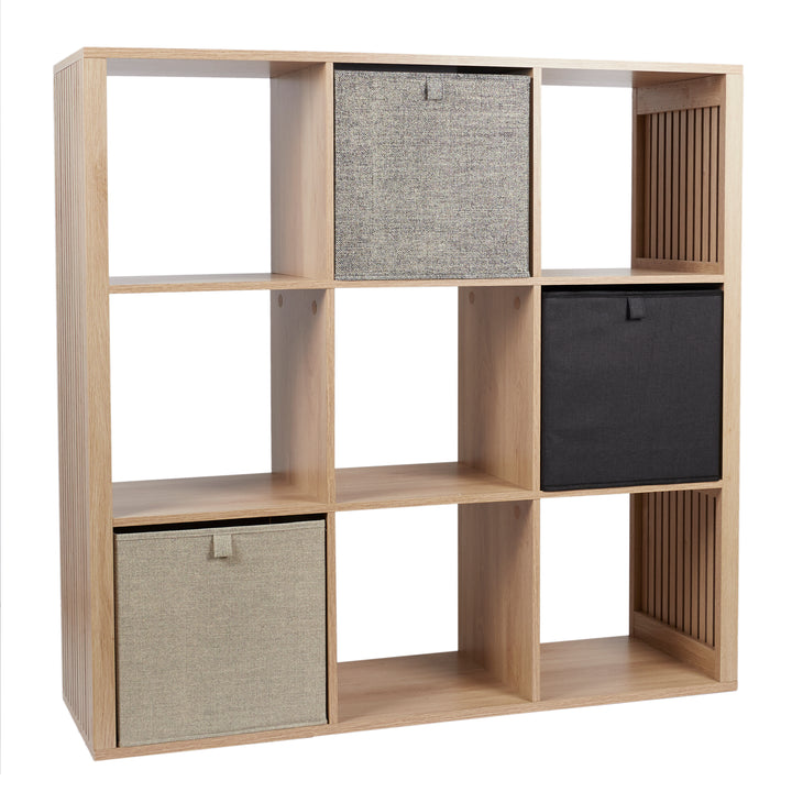 Bibliothèque 9 case KLAUS / HD0243 Découvrez ce rangement modulable à 9 cases KLAUS ! Il apportera une touche de modernité dans votre intérieur tout en vous offrant une solution de rangement pratique. Avec ces 9 cases, laisser libre cours à votre imagination pour exposer vos éléments de décoration ou pour ranger vos effets personnels grâce à des caisses de rangement. Caractéristiques du produit Réf : 10000588439 Matière détaillée : Bois Dimensions 102 x 32 x 99 cm – Image 6