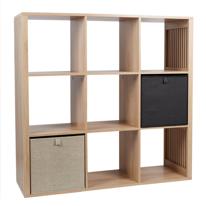 Bibliothèque 9 case KLAUS / HD0243 Découvrez ce rangement modulable à 9 cases KLAUS ! Il apportera une touche de modernité dans votre intérieur tout en vous offrant une solution de rangement pratique. Avec ces 9 cases, laisser libre cours à votre imagination pour exposer vos éléments de décoration ou pour ranger vos effets personnels grâce à des caisses de rangement. Caractéristiques du produit Réf : 10000588439 Matière détaillée : Bois Dimensions 102 x 32 x 99 cm – Image 5
