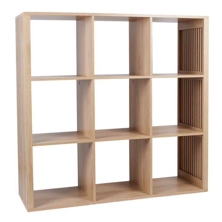 Bibliothèque 9 case KLAUS / HD0243 Découvrez ce rangement modulable à 9 cases KLAUS ! Il apportera une touche de modernité dans votre intérieur tout en vous offrant une solution de rangement pratique. Avec ces 9 cases, laisser libre cours à votre imagination pour exposer vos éléments de décoration ou pour ranger vos effets personnels grâce à des caisses de rangement. Caractéristiques du produit Réf : 10000588439 Matière détaillée : Bois Dimensions 102 x 32 x 99 cm
