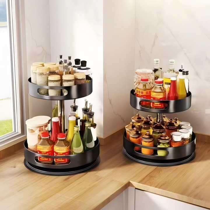 Organisateur Rotatif de Cuisine 360 Noir / YS-10 Organisateur rotatif en métal noir composé de plusieurs niveaux. Dimensions : 26x26xH34cm LES + PRODUIT : Organisateur rotatif à 360° pour un accès rapide Structure en métal noir solide et stable Plusieurs niveaux pour un rangement optimisé Idéal pour épices, huiles, sauces, condiments Permet de garder le plan de travail bien organisé Design compact, gain de place