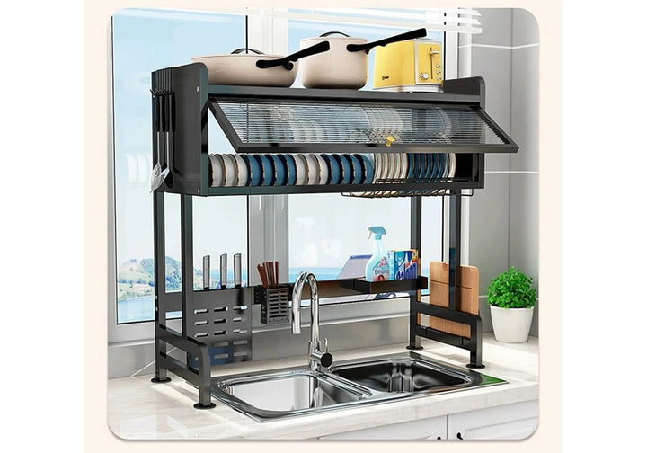 Égouttoir à Vaisselles / YH-06 Égouttoir en métal noir design, ultra-résistant et gain de place, conçu pour sécher efficacement assiettes, bouteilles et ustensiles tout en optimisant l'espace au-dessus de l'évier. Dimensions : 95x30xH78cm LES + PRODUIT : Installation au-dessus de l'évier pour un gain de place maximal Structure en métal résistante à l'humidité Plusieurs niveaux de rangement Support dédié pour assiettes et bols Porte-bouteilles suspendu pour séchage rapide Égouttage direct dans l'évier, plan de travail toujours sec Crochets intégrés pour ustensiles et accessoires Stabilité renforcée par pieds antidérapants Organisation claire et accessible Design sobre et fonctionnel Adapté aux cuisines compactes Entretien facile – Image 3