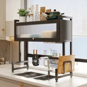 Égouttoir à Vaisselles / YH-06 Égouttoir en métal noir design, ultra-résistant et gain de place, conçu pour sécher efficacement assiettes, bouteilles et ustensiles tout en optimisant l'espace au-dessus de l'évier. Dimensions : 95x30xH78cm LES + PRODUIT : Installation au-dessus de l'évier pour un gain de place maximal Structure en métal résistante à l'humidité Plusieurs niveaux de rangement Support dédié pour assiettes et bols Porte-bouteilles suspendu pour séchage rapide Égouttage direct dans l'évier, plan de travail toujours sec Crochets intégrés pour ustensiles et accessoires Stabilité renforcée par pieds antidérapants Organisation claire et accessible Design sobre et fonctionnel Adapté aux cuisines compactes Entretien facile