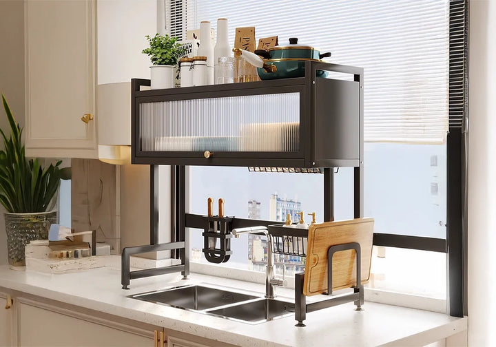 Égouttoir à Vaisselles / YH-06 Égouttoir en métal noir design, ultra-résistant et gain de place, conçu pour sécher efficacement assiettes, bouteilles et ustensiles tout en optimisant l'espace au-dessus de l'évier. Dimensions : 95x30xH78cm LES + PRODUIT : Installation au-dessus de l'évier pour un gain de place maximal Structure en métal résistante à l'humidité Plusieurs niveaux de rangement Support dédié pour assiettes et bols Porte-bouteilles suspendu pour séchage rapide Égouttage direct dans l'évier, plan de travail toujours sec Crochets intégrés pour ustensiles et accessoires Stabilité renforcée par pieds antidérapants Organisation claire et accessible Design sobre et fonctionnel Adapté aux cuisines compactes Entretien facile