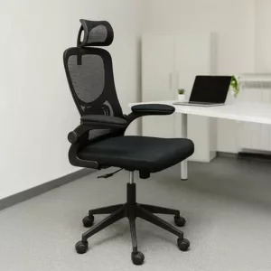 Fauteuil Gaming / S-06 Assise et dossier noir en maille respirante, hauteur réglable et mécanisme papillon, cadre en polypropylène, coussin d'assise de 8 cm. Base solide en polypropylène 300 avec roulettes et son vérin à gaz de classe 2. Dimensions : 63x60xH117cm LES + PRODUIT : Hauteur réglable et mécanisme papillon Accoudoirs pliables pratiques Assise confortable 8 cm Maille respirante