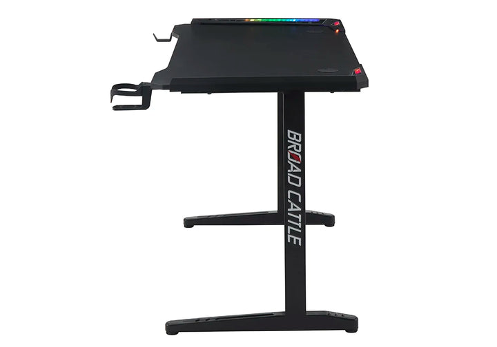 Bureau Gaming LED / T-01 RGB Structure en acier coloris noir. Plateau en panneau de particules mélaminé, surface antidérapante, éclairage RGB USB. Dimensions : 120x60xH75cm LES + PRODUIT: Design gamer noir pour un look moderne et dynamique. Structure en acier robuste assurant stabilité et durabilité. Éclairage RGB USB personnalisable pour une ambiance gaming immersive. Support pour casque : Un crochet facilite le rangement de votre casque. Porte-Gobelet : Un emplacement dédié pour vos boissons afin d'éviter tout accident. – Image 3