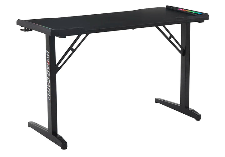 Bureau Gaming LED / T-01 RGB Structure en acier coloris noir. Plateau en panneau de particules mélaminé, surface antidérapante, éclairage RGB USB. Dimensions : 120x60xH75cm LES + PRODUIT: Design gamer noir pour un look moderne et dynamique. Structure en acier robuste assurant stabilité et durabilité. Éclairage RGB USB personnalisable pour une ambiance gaming immersive. Support pour casque : Un crochet facilite le rangement de votre casque. Porte-Gobelet : Un emplacement dédié pour vos boissons afin d'éviter tout accident. – Image 4