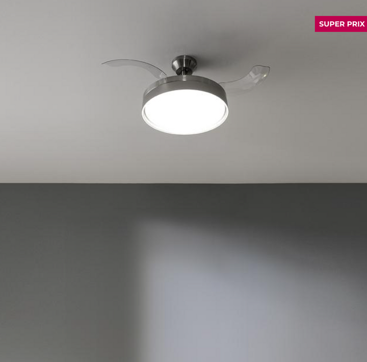 Ventilateur de plafond à 3 pales rétractables / 5994 Ce ventilateur de plafond a été conçu pour créer une unité mixte qui assure un éclairage élégant sans diminuer l'efficacité de la distribution de l'air. Ses pales sont rétractables, ce qui vous permet de les cacher quand vous le souhaitez, contrairement aux autres ventilateurs. Le ventilateur de plafond intègre un plafonnier élégant et minimaliste qui génère une vaste gamme de lumière. Vous pourrez choisir la tonalité parmi ses 3 intensités : chaude, neutre et froide. Grâce à son diamètre de 42 pouces (106 cm) avec les pales dépliées, vous pourrez le placer dans n'importe quelle pièce. Le ventilateur est doté d'un système innovant d'inversion de la rotation qui permet de l'utiliser toute l'année. En été, vous pourrez profiter d'une brise agréable et en hiver, l'air chaud qui s'accumule dans la partie supérieure de la pièce pourra être abaissé. Le meilleur allié de votre chauffage. Grande puissance de 40 W, avec moteur en cuivre au rendement élevé qui augmente le débit d'air et la sensation de fraîcheur avec une fiabilité et une durabilité maximales. Vous pourrez choisir entre ses 6 vitesses de fonctionnement pour adapter l'intensité du débit d'air à vos besoins. Vous pourrez contrôler toutes les fonctions de manière simple et pratique grâce à sa télécommande. Le ventilateur contient une minuterie qui vous permet de sélectionner 1, 2, 4 ou 8 heures de fonctionnement ininterrompu. Une fois le temps sélectionné écoulé, le ventilateur s'arrêtera. – Image 4