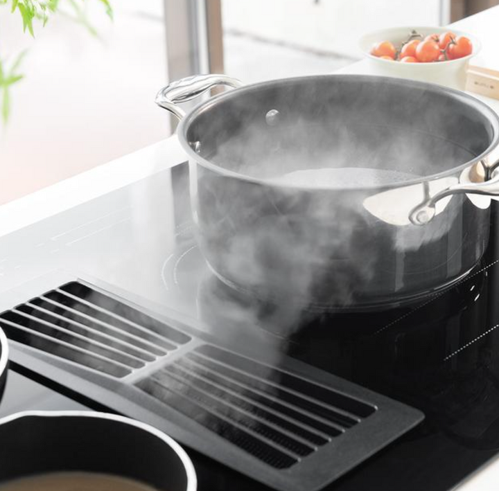 Plaque à induction avec hotte aspirante intégrée / A01_EU01_100088 Plaque à induction avec 2 foyers TotalFlex et hotte aspirante intégrée, puissance maximale de 7400 W, 15 niveaux avec fonction Booster, minuterie, indicateur de chaleur résiduelle, Kid Lock, arrêt automatique de sécurité, aspiration 630 m3/h, 3 vitesses d'aspiration avec fonction Booster, contrôle automatique de la hotte, filtres à charbon, classe A et Touch Slider Control. Plus de polyvalence pour votre cuisine : plaque de cuisson avec hotte aspirante intégrée. 15 niveaux de puissance et fonction Booster : cuisinez au niveau de puissance approprié à chaque moment. TotalFlex Zone : grâce à ses 8 inducteurs, il est possible d'utiliser une grande variété de types et de tailles d'ustensiles et de répartir la chaleur de manière homogène. Profitez de sa puissance maximale de 7400 W pour tout cuisiner. Minuterie : programmez la cuisson pour des résultats parfaits. Indicateur de chaleur résiduelle : voyant qui indique que les foyers sont chauds. Arrêt automatique de sécurité : fonction de sécurité qui éteint automatiquement la plaque lorsqu'elle n'est pas utilisée. Choisissez la puissance qui vous convient : la hotte intégrée à la plaque offre 3 niveaux de puissance pour s'adapter à vos besoins et une fonction Booster qui accélère l'intensité de l'aspiration. Puissance d'aspiration de 630 m3/h : oubliez la fumée grâce à sa puissance d'aspiration élevée de 630 m3/h. Économisez à chaque utilisation : grâce à son étiquette énergétique de classe A, vous économiserez tous le jours. Pas de mauvaises odeurs : elle est équipée de filtres à charbon et de filtres à graisse, idéaux pour éliminer les mauvaises odeurs et la fumée. Touch Slider Control : contrôle et régulateur tactile qui permet de sélectionner la configuration souhaitée avec une grande précision et un confort total. Kid Lock : verrouillage de sécurité des boutons pour empêcher les enfants de manipuler la plaque et la hotte aspirante. Mode de fonctionnement automatique de la hotte : cette fonction permet de combiner automatiquement la puissance de cuisson avec la puissance d'aspiration – Image 4