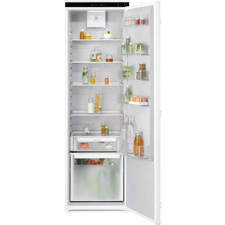 Réfrigérateur 1 porte encastrable ELECTROLUX / ERD6DE18S1 Réfrigérateur Encastrable Electrolux ERD6DE18S1 : Performance et Écologie Technologie DynamicAir pour une fraîcheur optimale Le réfrigérateur encastrable Electrolux ERD6DE18S1 de la Série 600 assure une conservation optimale de vos aliments grâce à la technologie DynamicAir. Cette innovation crée un flux d'air constant, garantissant une température homogène dans tout l'appareil, même lorsque la porte est ouverte. Avec un volume net de 310 litres et une consommation électrique annuelle de seulement 114 kWh, ce modèle offre une efficacité énergétique remarquable classée E. Les compartiments FreshZone et LongFresh 0°C prolongent la fraîcheur de vos viandes et poissons, tandis que la fonction Extra Cool assure un refroidissement rapide de vos nouvelles denrées. Design écologique et fonctionnalités avancées Le réfrigérateur ERD6DE18S1 se distingue par son engagement écologique, avec un intérieur composé à 70 % de plastique recyclé. Son design blanc épuré s'intègre parfaitement dans votre cuisine grâce à ses dimensions compactes (177,2 cm de hauteur). Les commandes électroniques tactiles facilitent le réglage précis de la température, et l'éclairage intérieur assure une visibilité optimale. Pour un rangement optimisé, il dispose de 4 clayettes, un grand bac à légumes sur rails et plusieurs balconnets, dont un pour les bouteilles. La sécurité enfants et les alarmes d'ouverture de porte ajoutent une tranquillité d'esprit supplémentaire. Enfin, la garantie de dix ans sur le compresseur témoigne de la fiabilité et de la durabilité de cet appareil.