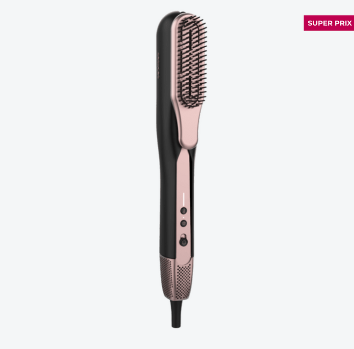 Lisseur séchant avec 2 accessoires : brosse et embout concentrateur / A01_EU01_100158 Lisseur séchant avec 2 accessoires : brosse et embout concentrateur. 106 000 tr/min avec moteur numérique de haute technologie. Séchez et lissez vos cheveux avec ce lisseur séchant qui vous fera gagner du temps. Séchez et lissez vos cheveux avec un seul produit. Ce lisseur séchant est un produit révolutionnaire qui combine les avantages d'un sèche-cheveux et d'un lisseur. Vous pourrez maintenant sécher et lisser vos cheveux humides en même temps, grâce à la puissance de l'air et aux plaques chauffantes. Deux accessoires magnétiques inclus. Cet appareil polyvalent est équipé de deux accessoires magnétiques : une brosse pour lisser les cheveux en douceur pendant le séchage et un embout concentrateur pour éliminer l'humidité des cheveux. Séchage rapide et efficace. Moteur de 106 000 tr/min qui fournit une puissance de 27,78 L/s, ce qui permet d'améliorer l'efficacité du séchage en accélérant l'évaporation de l'humidité. Élimination des frisottis. Ce lisseur est équipé d'une fonction Plasma qui émet 3 millions d'ions négatifs et positifs. Cela permet de réduire les frisottis, d'augmenter la brillance, de protéger les cheveux contre les dommages, d'éliminer l'électricité statique et d'améliorer l'efficacité du lissage, pour des cheveux sains et éclatants. Capteur de détection de verrouillage des plaques. Lorsque vous fermez les plaques, la puissance de l'air augmente automatiquement, ce qui permet un séchage et un lissage plus efficaces. Ce capteur intelligent garantit des résultats rapides et efficaces. Gagnez du temps au quotidien. Simplifiez votre routine avec ce lisseur qui permet de sécher et de lisser vos cheveux en un seul passage. Oubliez les appareils multiples et gagnez du temps chaque jour. Rainure d'air à haute pression. Ce lisseur possède une très fine rainure par laquelle l'air sort à une pression plus élevée. Cela permet un séchage plus rapide et plus précis, garantissant un séchage uniforme et efficace des cheveux. Capteur d'inactivité/veille. Pour plus de sécurité, ce lisseur séchant est doté d'un capteur qui détecte si vous l'avez laissé inactif sur une surface et l'éteint complètement. Ainsi, vous n'aurez pas à vous soucier de rien. Personnalisez votre lissage. Réglez la température des plaques chauffantes avec 3 températures jusqu'à 150 ºC. Choisissez la température qui convient le mieux à votre type de cheveux et au style que vous souhaitez obtenir. Fixez votre coiffure. Prolongez la durée de votre coiffure grâce à la fonction d'air froid, qui permet de la fixer et d'obtenir une finition professionnelle de longue durée. Ainsi, votre style restera intact tout au long de la journée. – Image 4