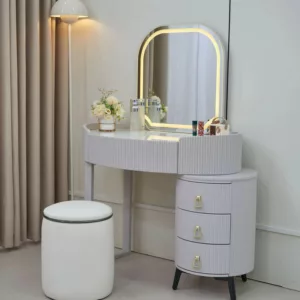 Coiffeuse LED avec Fauteuil / 1681 Magnifique coiffeuse , vendu avec pouf Miroir de maquillage à écran tactile LED : surface miroir haute définition, image claire sans déformation. Livré avec une lumière qui est naturelle et ne blesse pas les yeux, touche intelligente