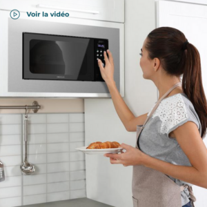 Micro-ondes encastrable GrandHeat 2000 Built-In Steel Black / 1380 Description Micro-ondes encastrable numérique avec 20 L de capacité, gril et 700 W de puissance. Micro-ondes encastrable numérique avec 20 L de capacité. 700 W de puissance sur 6 niveaux. Combinez les fonctions du micro-ondes et du gril. Gril avec 900 W de puissance pour obtenir des résultats de cuisson parfaits, rapidement et facilement. Il possède 9 fonctions préconfigurées pour que vous puissiez cuisiner facilement plusieurs types d'aliments : lait/café, pâtes, viande, pommes de terre, poisson, brochettes et réchauffement automatique. Mode de décongélation qui s'adapte au poids pour permettre aux aliments d'être décongelés rapidement et uniformément, tout en conservant leur texture et leur fraîcheur d'origine. Quick Start : démarrage rapide et à pleine puissance pendant le temps fixé. Démarrage automatique. Programmez-le pour qu'il commence à réchauffer avec un programme déterminé, à une heure fixée. Minuterie jusqu'à 95 minutes. Intérieur avec revêtement en acier inoxydable qui assure un nettoyage facile. Plateau tournant avec 24,4 cm de diamètre. Panneau de contrôle avec des boutons et une commande giratoire. Design élégant en noir. Il s'adapte à toutes les cuisines. Appuyez sur un seul bouton pour ouvrir la porte facilement. Sécurité enfants pour un usage sécurisé. Mesures(longueur x largeur x Haut):interne: 29,5 x 28,5 x 18,1 cm, externe: 44.8 x 32.6 x 27.4 cm et externe avec cadre: 59,5 x 34,2 x 39,1 cm