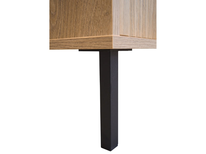 Meuble TV OSAKA EVOKE DIMENSIONS : Largeur : 178,6 cm Hauteur : 50 cm Profondeur : 40 cm COULEURS : Corps : Beige sable Façade : Beige sable Pieds : Noir mat Insert : Noir mat MATÉRIAU : Corps : Panneau stratifié 16 mm Façade : MDF 16 mm Pieds : Métal INFORMATIONS COMPLÉMENTAIRES : Pieds en métal Pieds en métal, hauteur : 15 cm 3 tiroirs Coulisses : Roulements à billes Ouverture par poignée Bords protégés par un chant ABS Façades fraisées Fabriqué en Pologne Construction solide et durable Design intemporel – Image 6