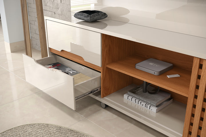 Meuble TV BRISE / 904275 Dimensions: Hauteur : 198 cm Largeur : 207 cm Profondeur : 38,40 cm Matériaux et structure : Espace pour téléviseur jusqu'à 70 pouces Plateaux et étagères en MDP/MDF de 25 mm, garantissant résistance et durabilité Lumières LED intégrées dans la niche latérale pour un effet moderne 3 étagères 2 tiroirs avec glissières télescopiques et espaces de rangement intérieurs 1 Porte coulissante, modèle à lattes Roulettes chromées – Image 3