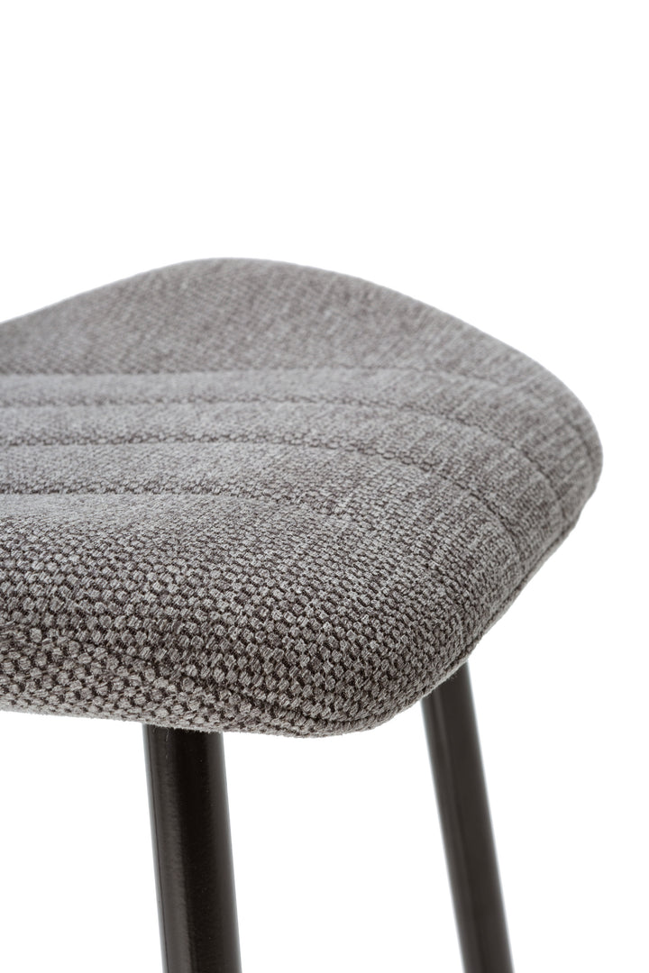 TABOURET MULI GRIS / 18629 Assise et dossier : Tissu. Piètement en métal laqué noir. Tissu : 100% polyester. Densité du siège : mousse de 28 kg. Densité du dossier : mousse de 20 kg. Dimensions produit : Longueur 48 cm x largeur 51 cm x Hauteur 65/96 cm - Poids net : 5,2 kg. Poids net total : 10,4 kg. – Image 5