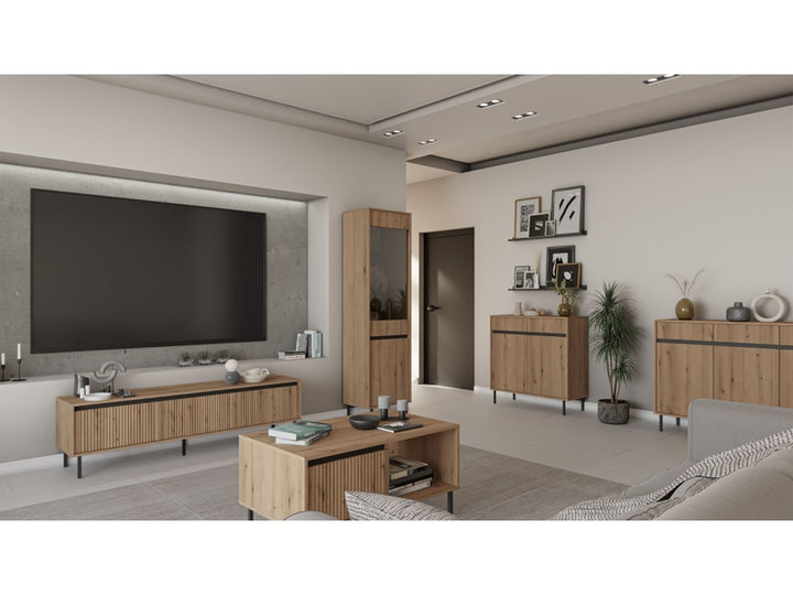 Meuble TV OSAKA EVOKE DIMENSIONS : Largeur : 178,6 cm Hauteur : 50 cm Profondeur : 40 cm COULEURS : Corps : Beige sable Façade : Beige sable Pieds : Noir mat Insert : Noir mat MATÉRIAU : Corps : Panneau stratifié 16 mm Façade : MDF 16 mm Pieds : Métal INFORMATIONS COMPLÉMENTAIRES : Pieds en métal Pieds en métal, hauteur : 15 cm 3 tiroirs Coulisses : Roulements à billes Ouverture par poignée Bords protégés par un chant ABS Façades fraisées Fabriqué en Pologne Construction solide et durable Design intemporel – Image 3