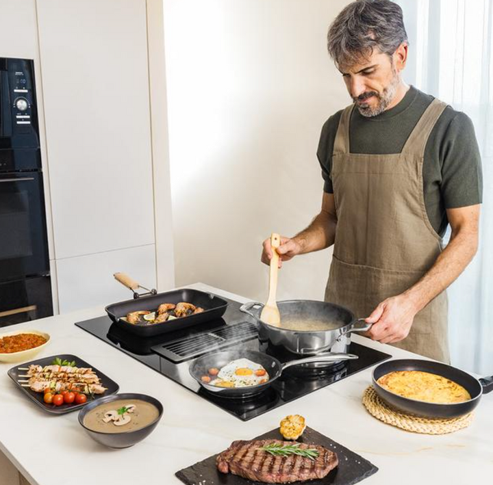 Plaque à induction avec hotte aspirante intégrée / A01_EU01_100088 Plaque à induction avec 2 foyers TotalFlex et hotte aspirante intégrée, puissance maximale de 7400 W, 15 niveaux avec fonction Booster, minuterie, indicateur de chaleur résiduelle, Kid Lock, arrêt automatique de sécurité, aspiration 630 m3/h, 3 vitesses d'aspiration avec fonction Booster, contrôle automatique de la hotte, filtres à charbon, classe A et Touch Slider Control. Plus de polyvalence pour votre cuisine : plaque de cuisson avec hotte aspirante intégrée. 15 niveaux de puissance et fonction Booster : cuisinez au niveau de puissance approprié à chaque moment. TotalFlex Zone : grâce à ses 8 inducteurs, il est possible d'utiliser une grande variété de types et de tailles d'ustensiles et de répartir la chaleur de manière homogène. Profitez de sa puissance maximale de 7400 W pour tout cuisiner. Minuterie : programmez la cuisson pour des résultats parfaits. Indicateur de chaleur résiduelle : voyant qui indique que les foyers sont chauds. Arrêt automatique de sécurité : fonction de sécurité qui éteint automatiquement la plaque lorsqu'elle n'est pas utilisée. Choisissez la puissance qui vous convient : la hotte intégrée à la plaque offre 3 niveaux de puissance pour s'adapter à vos besoins et une fonction Booster qui accélère l'intensité de l'aspiration. Puissance d'aspiration de 630 m3/h : oubliez la fumée grâce à sa puissance d'aspiration élevée de 630 m3/h. Économisez à chaque utilisation : grâce à son étiquette énergétique de classe A, vous économiserez tous le jours. Pas de mauvaises odeurs : elle est équipée de filtres à charbon et de filtres à graisse, idéaux pour éliminer les mauvaises odeurs et la fumée. Touch Slider Control : contrôle et régulateur tactile qui permet de sélectionner la configuration souhaitée avec une grande précision et un confort total. Kid Lock : verrouillage de sécurité des boutons pour empêcher les enfants de manipuler la plaque et la hotte aspirante. Mode de fonctionnement automatique de la hotte : cette fonction permet de combiner automatiquement la puissance de cuisson avec la puissance d'aspiration – Image 7