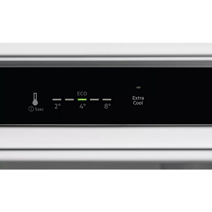 Réfrigérateur 1 porte encastrable ELECTROLUX / ERD6DE18S1 Réfrigérateur Encastrable Electrolux ERD6DE18S1 : Performance et Écologie Technologie DynamicAir pour une fraîcheur optimale Le réfrigérateur encastrable Electrolux ERD6DE18S1 de la Série 600 assure une conservation optimale de vos aliments grâce à la technologie DynamicAir. Cette innovation crée un flux d'air constant, garantissant une température homogène dans tout l'appareil, même lorsque la porte est ouverte. Avec un volume net de 310 litres et une consommation électrique annuelle de seulement 114 kWh, ce modèle offre une efficacité énergétique remarquable classée E. Les compartiments FreshZone et LongFresh 0°C prolongent la fraîcheur de vos viandes et poissons, tandis que la fonction Extra Cool assure un refroidissement rapide de vos nouvelles denrées. Design écologique et fonctionnalités avancées Le réfrigérateur ERD6DE18S1 se distingue par son engagement écologique, avec un intérieur composé à 70 % de plastique recyclé. Son design blanc épuré s'intègre parfaitement dans votre cuisine grâce à ses dimensions compactes (177,2 cm de hauteur). Les commandes électroniques tactiles facilitent le réglage précis de la température, et l'éclairage intérieur assure une visibilité optimale. Pour un rangement optimisé, il dispose de 4 clayettes, un grand bac à légumes sur rails et plusieurs balconnets, dont un pour les bouteilles. La sécurité enfants et les alarmes d'ouverture de porte ajoutent une tranquillité d'esprit supplémentaire. Enfin, la garantie de dix ans sur le compresseur témoigne de la fiabilité et de la durabilité de cet appareil. – Image 6