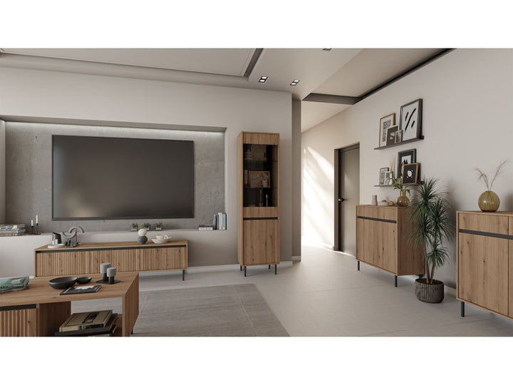 Meuble TV OSAKA EVOKE DIMENSIONS : Largeur : 178,6 cm Hauteur : 50 cm Profondeur : 40 cm COULEURS : Corps : Beige sable Façade : Beige sable Pieds : Noir mat Insert : Noir mat MATÉRIAU : Corps : Panneau stratifié 16 mm Façade : MDF 16 mm Pieds : Métal INFORMATIONS COMPLÉMENTAIRES : Pieds en métal Pieds en métal, hauteur : 15 cm 3 tiroirs Coulisses : Roulements à billes Ouverture par poignée Bords protégés par un chant ABS Façades fraisées Fabriqué en Pologne Construction solide et durable Design intemporel – Image 4