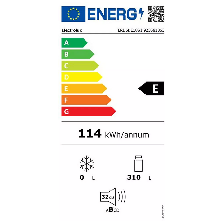 Réfrigérateur 1 porte encastrable ELECTROLUX / ERD6DE18S1 Réfrigérateur Encastrable Electrolux ERD6DE18S1 : Performance et Écologie Technologie DynamicAir pour une fraîcheur optimale Le réfrigérateur encastrable Electrolux ERD6DE18S1 de la Série 600 assure une conservation optimale de vos aliments grâce à la technologie DynamicAir. Cette innovation crée un flux d'air constant, garantissant une température homogène dans tout l'appareil, même lorsque la porte est ouverte. Avec un volume net de 310 litres et une consommation électrique annuelle de seulement 114 kWh, ce modèle offre une efficacité énergétique remarquable classée E. Les compartiments FreshZone et LongFresh 0°C prolongent la fraîcheur de vos viandes et poissons, tandis que la fonction Extra Cool assure un refroidissement rapide de vos nouvelles denrées. Design écologique et fonctionnalités avancées Le réfrigérateur ERD6DE18S1 se distingue par son engagement écologique, avec un intérieur composé à 70 % de plastique recyclé. Son design blanc épuré s'intègre parfaitement dans votre cuisine grâce à ses dimensions compactes (177,2 cm de hauteur). Les commandes électroniques tactiles facilitent le réglage précis de la température, et l'éclairage intérieur assure une visibilité optimale. Pour un rangement optimisé, il dispose de 4 clayettes, un grand bac à légumes sur rails et plusieurs balconnets, dont un pour les bouteilles. La sécurité enfants et les alarmes d'ouverture de porte ajoutent une tranquillité d'esprit supplémentaire. Enfin, la garantie de dix ans sur le compresseur témoigne de la fiabilité et de la durabilité de cet appareil. – Image 4