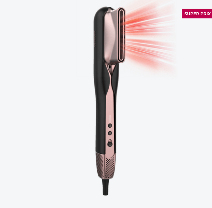 Lisseur séchant avec 2 accessoires : brosse et embout concentrateur / A01_EU01_100158 Lisseur séchant avec 2 accessoires : brosse et embout concentrateur. 106 000 tr/min avec moteur numérique de haute technologie. Séchez et lissez vos cheveux avec ce lisseur séchant qui vous fera gagner du temps. Séchez et lissez vos cheveux avec un seul produit. Ce lisseur séchant est un produit révolutionnaire qui combine les avantages d'un sèche-cheveux et d'un lisseur. Vous pourrez maintenant sécher et lisser vos cheveux humides en même temps, grâce à la puissance de l'air et aux plaques chauffantes. Deux accessoires magnétiques inclus. Cet appareil polyvalent est équipé de deux accessoires magnétiques : une brosse pour lisser les cheveux en douceur pendant le séchage et un embout concentrateur pour éliminer l'humidité des cheveux. Séchage rapide et efficace. Moteur de 106 000 tr/min qui fournit une puissance de 27,78 L/s, ce qui permet d'améliorer l'efficacité du séchage en accélérant l'évaporation de l'humidité. Élimination des frisottis. Ce lisseur est équipé d'une fonction Plasma qui émet 3 millions d'ions négatifs et positifs. Cela permet de réduire les frisottis, d'augmenter la brillance, de protéger les cheveux contre les dommages, d'éliminer l'électricité statique et d'améliorer l'efficacité du lissage, pour des cheveux sains et éclatants. Capteur de détection de verrouillage des plaques. Lorsque vous fermez les plaques, la puissance de l'air augmente automatiquement, ce qui permet un séchage et un lissage plus efficaces. Ce capteur intelligent garantit des résultats rapides et efficaces. Gagnez du temps au quotidien. Simplifiez votre routine avec ce lisseur qui permet de sécher et de lisser vos cheveux en un seul passage. Oubliez les appareils multiples et gagnez du temps chaque jour. Rainure d'air à haute pression. Ce lisseur possède une très fine rainure par laquelle l'air sort à une pression plus élevée. Cela permet un séchage plus rapide et plus précis, garantissant un séchage uniforme et efficace des cheveux. Capteur d'inactivité/veille. Pour plus de sécurité, ce lisseur séchant est doté d'un capteur qui détecte si vous l'avez laissé inactif sur une surface et l'éteint complètement. Ainsi, vous n'aurez pas à vous soucier de rien. Personnalisez votre lissage. Réglez la température des plaques chauffantes avec 3 températures jusqu'à 150 ºC. Choisissez la température qui convient le mieux à votre type de cheveux et au style que vous souhaitez obtenir. Fixez votre coiffure. Prolongez la durée de votre coiffure grâce à la fonction d'air froid, qui permet de la fixer et d'obtenir une finition professionnelle de longue durée. Ainsi, votre style restera intact tout au long de la journée. – Image 6