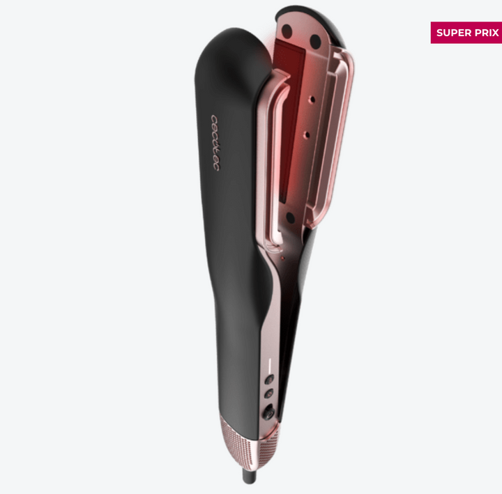 Lisseur séchant avec 2 accessoires : brosse et embout concentrateur / A01_EU01_100158 Lisseur séchant avec 2 accessoires : brosse et embout concentrateur. 106 000 tr/min avec moteur numérique de haute technologie. Séchez et lissez vos cheveux avec ce lisseur séchant qui vous fera gagner du temps. Séchez et lissez vos cheveux avec un seul produit. Ce lisseur séchant est un produit révolutionnaire qui combine les avantages d'un sèche-cheveux et d'un lisseur. Vous pourrez maintenant sécher et lisser vos cheveux humides en même temps, grâce à la puissance de l'air et aux plaques chauffantes. Deux accessoires magnétiques inclus. Cet appareil polyvalent est équipé de deux accessoires magnétiques : une brosse pour lisser les cheveux en douceur pendant le séchage et un embout concentrateur pour éliminer l'humidité des cheveux. Séchage rapide et efficace. Moteur de 106 000 tr/min qui fournit une puissance de 27,78 L/s, ce qui permet d'améliorer l'efficacité du séchage en accélérant l'évaporation de l'humidité. Élimination des frisottis. Ce lisseur est équipé d'une fonction Plasma qui émet 3 millions d'ions négatifs et positifs. Cela permet de réduire les frisottis, d'augmenter la brillance, de protéger les cheveux contre les dommages, d'éliminer l'électricité statique et d'améliorer l'efficacité du lissage, pour des cheveux sains et éclatants. Capteur de détection de verrouillage des plaques. Lorsque vous fermez les plaques, la puissance de l'air augmente automatiquement, ce qui permet un séchage et un lissage plus efficaces. Ce capteur intelligent garantit des résultats rapides et efficaces. Gagnez du temps au quotidien. Simplifiez votre routine avec ce lisseur qui permet de sécher et de lisser vos cheveux en un seul passage. Oubliez les appareils multiples et gagnez du temps chaque jour. Rainure d'air à haute pression. Ce lisseur possède une très fine rainure par laquelle l'air sort à une pression plus élevée. Cela permet un séchage plus rapide et plus précis, garantissant un séchage uniforme et efficace des cheveux. Capteur d'inactivité/veille. Pour plus de sécurité, ce lisseur séchant est doté d'un capteur qui détecte si vous l'avez laissé inactif sur une surface et l'éteint complètement. Ainsi, vous n'aurez pas à vous soucier de rien. Personnalisez votre lissage. Réglez la température des plaques chauffantes avec 3 températures jusqu'à 150 ºC. Choisissez la température qui convient le mieux à votre type de cheveux et au style que vous souhaitez obtenir. Fixez votre coiffure. Prolongez la durée de votre coiffure grâce à la fonction d'air froid, qui permet de la fixer et d'obtenir une finition professionnelle de longue durée. Ainsi, votre style restera intact tout au long de la journée. – Image 5