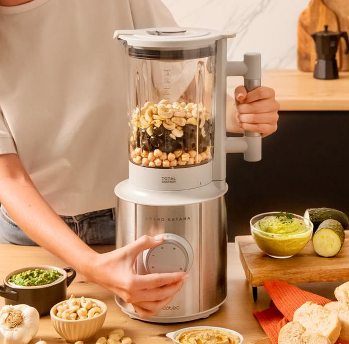 Mixeur Grand Katana Total Destroy / 3983 Mixeur plongeant avec finition en acier inoxydable. Il permet un broyage optimal grâce à sa puissance de 1800 W équivalente à 2,4 chevaux. Technologie brevetée TotalDestroy qui permet un mouvement de contre-rotation des lames pour obtenir des coupes plus parfaites en moins de temps. Double verrouillage de sécurité qui garantit le fonctionnement de l'appareil uniquement si le bol et le couvercle sont bien en place. Les 8 lames sont conçues pour générer un mouvement constant des aliments et garantir des résultats fins et homogènes en peu de temps. Les lames sont recouvertes de titane noir, ce qui accroît leur résistance et permet à l'acier de rester affûté plus longtemps pour une coupe et un hachage parfaits. Cruche en verre fondu résistant à la chaleur, d'une capacité de 1,8 litre. 5 niveaux de vitesse pour répondre à tous les besoins alimentaires. Fonction Turbo, qui broie et pulvérise même les aliments les plus durs à la vitesse maximale. Broie la glace. Cruche lavable au lave-vaisselle. Base facilement amovible pour un nettoyage aisé. Base antidérapante pour un meilleur contrôle. – Image 4