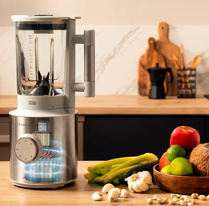 Mixeur Grand Katana Total Destroy / 3983 Mixeur plongeant avec finition en acier inoxydable. Il permet un broyage optimal grâce à sa puissance de 1800 W équivalente à 2,4 chevaux. Technologie brevetée TotalDestroy qui permet un mouvement de contre-rotation des lames pour obtenir des coupes plus parfaites en moins de temps. Double verrouillage de sécurité qui garantit le fonctionnement de l'appareil uniquement si le bol et le couvercle sont bien en place. Les 8 lames sont conçues pour générer un mouvement constant des aliments et garantir des résultats fins et homogènes en peu de temps. Les lames sont recouvertes de titane noir, ce qui accroît leur résistance et permet à l'acier de rester affûté plus longtemps pour une coupe et un hachage parfaits. Cruche en verre fondu résistant à la chaleur, d'une capacité de 1,8 litre. 5 niveaux de vitesse pour répondre à tous les besoins alimentaires. Fonction Turbo, qui broie et pulvérise même les aliments les plus durs à la vitesse maximale. Broie la glace. Cruche lavable au lave-vaisselle. Base facilement amovible pour un nettoyage aisé. Base antidérapante pour un meilleur contrôle. – Image 6