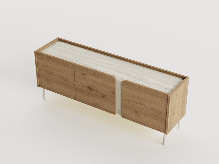 MEUBLE TV LUCILE 3P 140CM / 19420 Le meuble tv LUCILE à 3 portes combine un design contemporain et une praticité pour transformer votre salon en un espace fonctionnel et sophistiqué. Avec une structure en panneau de particules laminées, il dispose d'un élégant plateau en travertin qui ajoute une touche moderne et raffinée à l'environnement. Les pieds métalliques garantissent stabilité et robustesse, tandis que les portes pivotantes à fermeture douce offrent un plus grand confort au quotidien. Dimensions : 140 x 35.5 x 53.9 cm MATIÈRE : MÉLAMINE/MÉTAL – Image 3