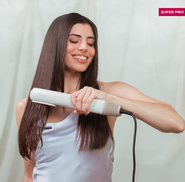 Lisseur séchant avec 2 accessoires : brosse et embout concentrateur / A01_EU01_100158 Lisseur séchant avec 2 accessoires : brosse et embout concentrateur. 106 000 tr/min avec moteur numérique de haute technologie. Séchez et lissez vos cheveux avec ce lisseur séchant qui vous fera gagner du temps. Séchez et lissez vos cheveux avec un seul produit. Ce lisseur séchant est un produit révolutionnaire qui combine les avantages d'un sèche-cheveux et d'un lisseur. Vous pourrez maintenant sécher et lisser vos cheveux humides en même temps, grâce à la puissance de l'air et aux plaques chauffantes. Deux accessoires magnétiques inclus. Cet appareil polyvalent est équipé de deux accessoires magnétiques : une brosse pour lisser les cheveux en douceur pendant le séchage et un embout concentrateur pour éliminer l'humidité des cheveux. Séchage rapide et efficace. Moteur de 106 000 tr/min qui fournit une puissance de 27,78 L/s, ce qui permet d'améliorer l'efficacité du séchage en accélérant l'évaporation de l'humidité. Élimination des frisottis. Ce lisseur est équipé d'une fonction Plasma qui émet 3 millions d'ions négatifs et positifs. Cela permet de réduire les frisottis, d'augmenter la brillance, de protéger les cheveux contre les dommages, d'éliminer l'électricité statique et d'améliorer l'efficacité du lissage, pour des cheveux sains et éclatants. Capteur de détection de verrouillage des plaques. Lorsque vous fermez les plaques, la puissance de l'air augmente automatiquement, ce qui permet un séchage et un lissage plus efficaces. Ce capteur intelligent garantit des résultats rapides et efficaces. Gagnez du temps au quotidien. Simplifiez votre routine avec ce lisseur qui permet de sécher et de lisser vos cheveux en un seul passage. Oubliez les appareils multiples et gagnez du temps chaque jour. Rainure d'air à haute pression. Ce lisseur possède une très fine rainure par laquelle l'air sort à une pression plus élevée. Cela permet un séchage plus rapide et plus précis, garantissant un séchage uniforme et efficace des cheveux. Capteur d'inactivité/veille. Pour plus de sécurité, ce lisseur séchant est doté d'un capteur qui détecte si vous l'avez laissé inactif sur une surface et l'éteint complètement. Ainsi, vous n'aurez pas à vous soucier de rien. Personnalisez votre lissage. Réglez la température des plaques chauffantes avec 3 températures jusqu'à 150 ºC. Choisissez la température qui convient le mieux à votre type de cheveux et au style que vous souhaitez obtenir. Fixez votre coiffure. Prolongez la durée de votre coiffure grâce à la fonction d'air froid, qui permet de la fixer et d'obtenir une finition professionnelle de longue durée. Ainsi, votre style restera intact tout au long de la journée.