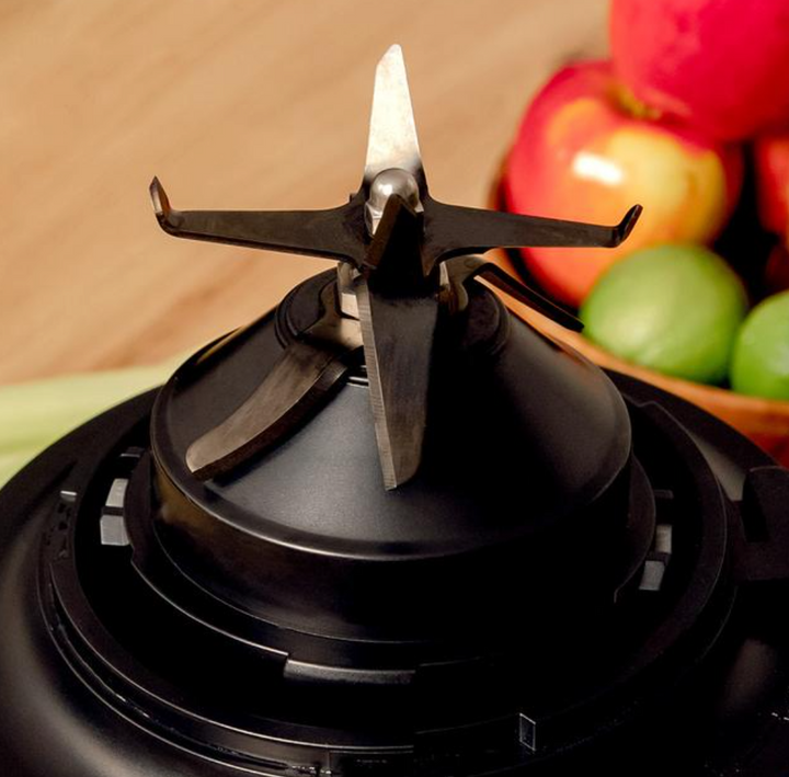 Mixeur Grand Katana Total Destroy / 3983 Mixeur plongeant avec finition en acier inoxydable. Il permet un broyage optimal grâce à sa puissance de 1800 W équivalente à 2,4 chevaux. Technologie brevetée TotalDestroy qui permet un mouvement de contre-rotation des lames pour obtenir des coupes plus parfaites en moins de temps. Double verrouillage de sécurité qui garantit le fonctionnement de l'appareil uniquement si le bol et le couvercle sont bien en place. Les 8 lames sont conçues pour générer un mouvement constant des aliments et garantir des résultats fins et homogènes en peu de temps. Les lames sont recouvertes de titane noir, ce qui accroît leur résistance et permet à l'acier de rester affûté plus longtemps pour une coupe et un hachage parfaits. Cruche en verre fondu résistant à la chaleur, d'une capacité de 1,8 litre. 5 niveaux de vitesse pour répondre à tous les besoins alimentaires. Fonction Turbo, qui broie et pulvérise même les aliments les plus durs à la vitesse maximale. Broie la glace. Cruche lavable au lave-vaisselle. Base facilement amovible pour un nettoyage aisé. Base antidérapante pour un meilleur contrôle. – Image 5